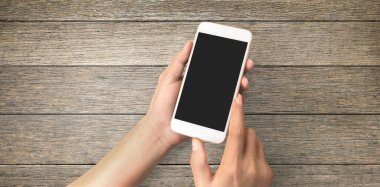 El ele tutuşan akıllı telefon aygıtı ve ekrana dokunma