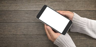 El ele tutuşan akıllı telefon aygıtı ve ekrana dokunma