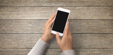 El ele tutuşan akıllı telefon aygıtı ve ekrana dokunma