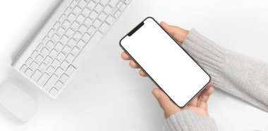 El ele tutuşan akıllı telefon aygıtı ve ekrana dokunma