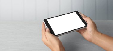 Tableti tutan eller izole ekran ile bilgisayar aygıtına dokunur