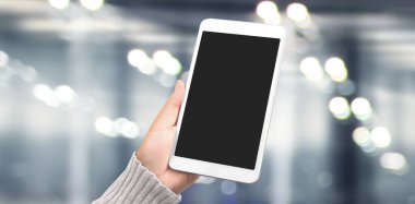 Tableti tutan eller izole ekran ile bilgisayar aygıtına dokunur