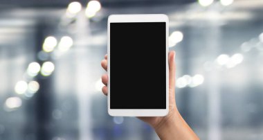 Tableti tutan eller izole ekran ile bilgisayar aygıtına dokunur