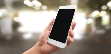 El ele tutuşan akıllı telefon aygıtı ve ekrana dokunma