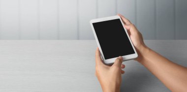 Tableti tutan eller izole ekran ile bilgisayar aygıtına dokunur