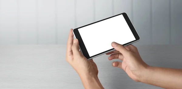 Mani Che Tengono Gadget Tablet Touch Computer Con Schermo Isolato — Foto Stock