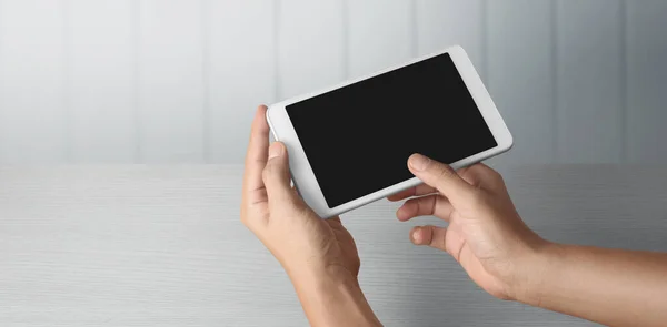 Kezek Tartó Tabletta Touch Számítógép Szerkentyű Izolált Képernyőn — Stock Fotó