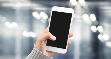 El ele tutuşan akıllı telefon aygıtı ve ekrana dokunma