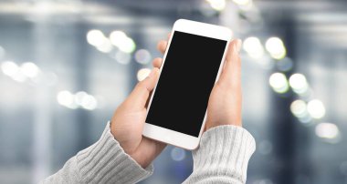 El ele tutuşan akıllı telefon aygıtı ve ekrana dokunma