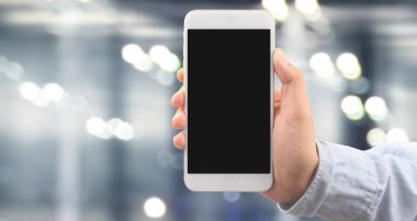 El ele tutuşan akıllı telefon aygıtı ve ekrana dokunma