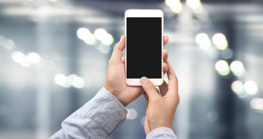El ele tutuşan akıllı telefon aygıtı ve ekrana dokunma