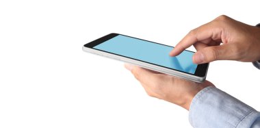 Ellerinde tablet, dokunmatik bilgisayar aleti var.
