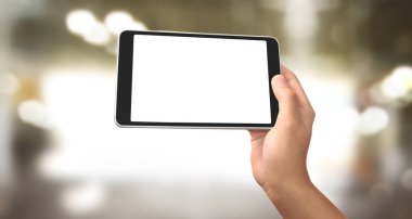 Tableti tutan eller izole ekran ile bilgisayar aygıtına dokunur