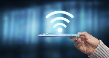 Eline Smartphone yerleştirilmiş tepsi ağ bağlantısı arayüzü gibi