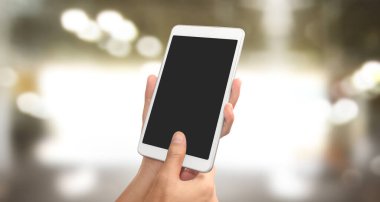 Tableti tutan eller izole ekran ile bilgisayar aygıtına dokunur