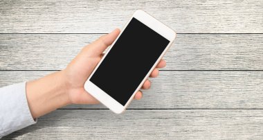 El ele tutuşan akıllı telefon aygıtı ve ekrana dokunma