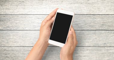 El ele tutuşan akıllı telefon aygıtı ve ekrana dokunma