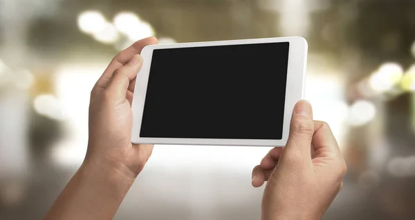 Mãos Segurando Tablet Toque Dispositivo Computador Com Tela Isolada — Fotografia de Stock