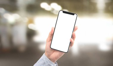 El ele tutuşan akıllı telefon aygıtı ve ekrana dokunma