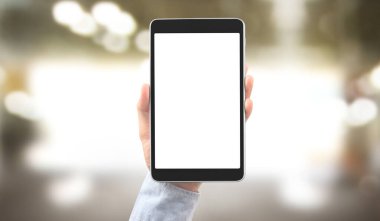 Ellerinde tablet, dokunmatik bilgisayar aleti var.