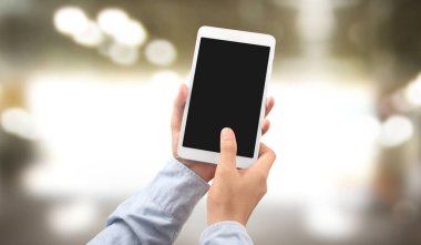 Ellerinde tablet, dokunmatik bilgisayar aleti var.