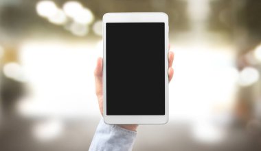 Ellerinde tablet, dokunmatik bilgisayar aleti var.