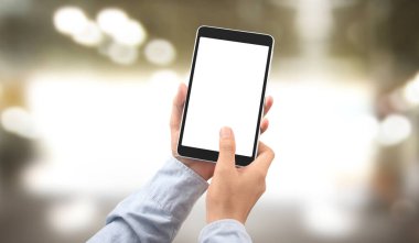 Ellerinde tablet, dokunmatik bilgisayar aleti var.