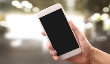 El ele tutuşan akıllı telefon aygıtı ve ekrana dokunma