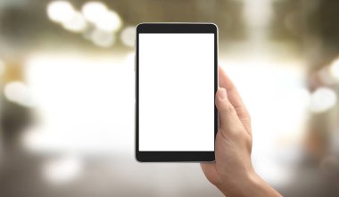 Ellerinde tablet, dokunmatik bilgisayar aleti var.