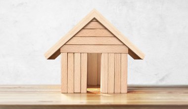 Çatı altında beyaza boyanmış ev modeli