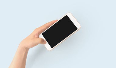El ele tutuşan akıllı telefon aygıtı ve ekrana dokunma