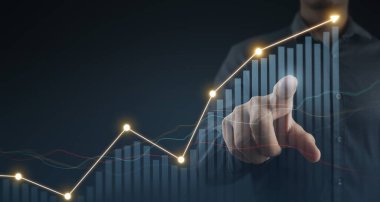 İşadamı, işinde grafik büyümesi ve grafik artışı için olumlu göstergeler planlıyor