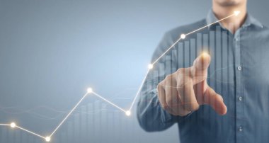 İşadamı, işinde grafik büyümesi ve grafik artışı için olumlu göstergeler planlıyor