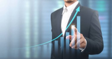 İşadamı, işinde grafik büyümesi ve grafik artışı için olumlu göstergeler planlıyor