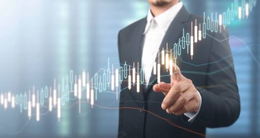 İşadamı, işinde grafik büyümesi ve grafik artışı için olumlu göstergeler planlıyor