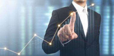 İşadamı, işinde grafik büyümesi ve grafik artışı için olumlu göstergeler planlıyor