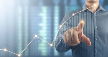 İşadamı, işinde grafik büyümesi ve grafik artışı için olumlu göstergeler planlıyor