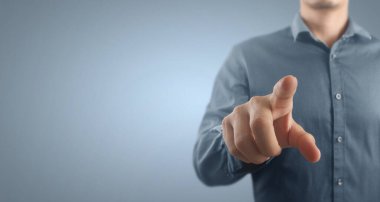 İş adamı sanal ekrana basıyor. El işaretli geleceksel arayüz