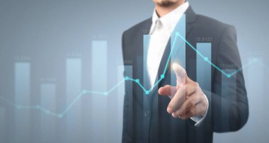 İşadamı, işinde grafik büyümesi ve grafik artışı için olumlu göstergeler planlıyor