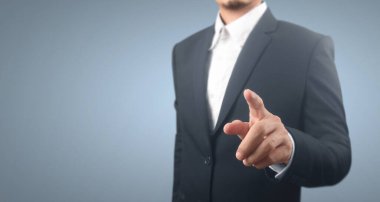 İş adamı sanal ekrana basıyor. El işaretli geleceksel arayüz