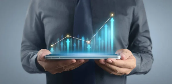 Üzletember Terv Grafikon Növekedés Növekedése Chart Pozitív Mutatók Üzleti Tabletta — Stock Fotó