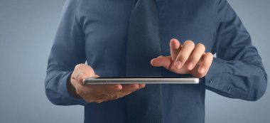 İşadamı, elinde tabletle iş yerinde grafik büyümesi ve grafik artışı planlıyor