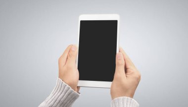 Tableti tutan eller izole ekran ile bilgisayar aygıtına dokunur