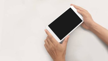 Tableti tutan eller izole ekran ile bilgisayar aygıtına dokunur