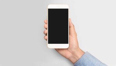 El ele tutuşan akıllı telefon aygıtı ve ekrana dokunma