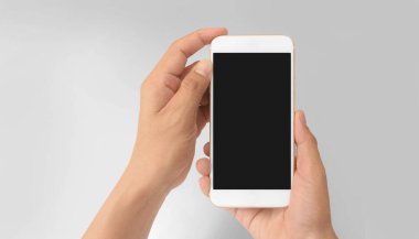 El ele tutuşan akıllı telefon aygıtı ve ekrana dokunma