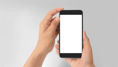 El ele tutuşan akıllı telefon aygıtı ve ekrana dokunma