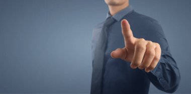 İş adamı sanal ekrana basıyor. El işaretli geleceksel arayüz
