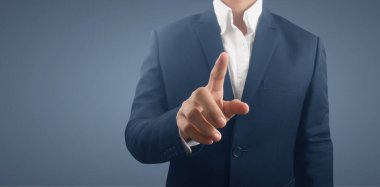 İş adamı sanal ekrana basıyor. El işaretli geleceksel arayüz