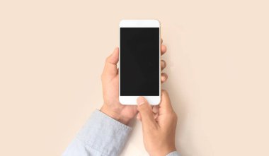 El ele tutuşan akıllı telefon aygıtı ve ekrana dokunma